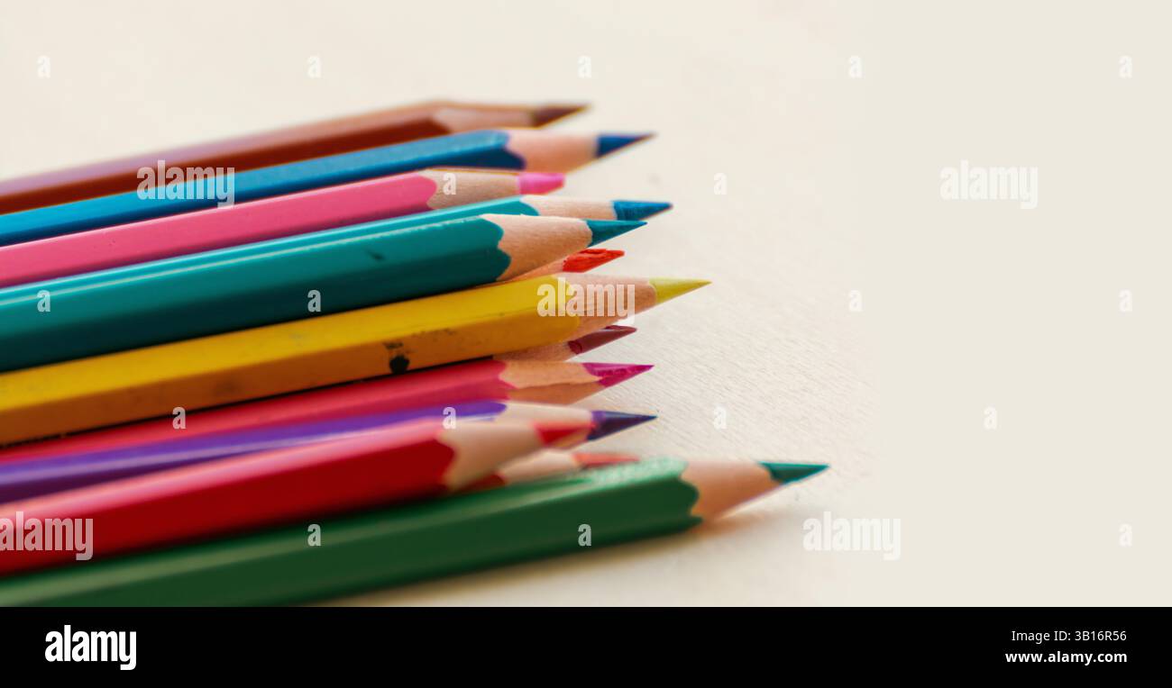 Bunte Bleistifte auf weißem Hintergrund. Hochwertige Fotos Stockfoto