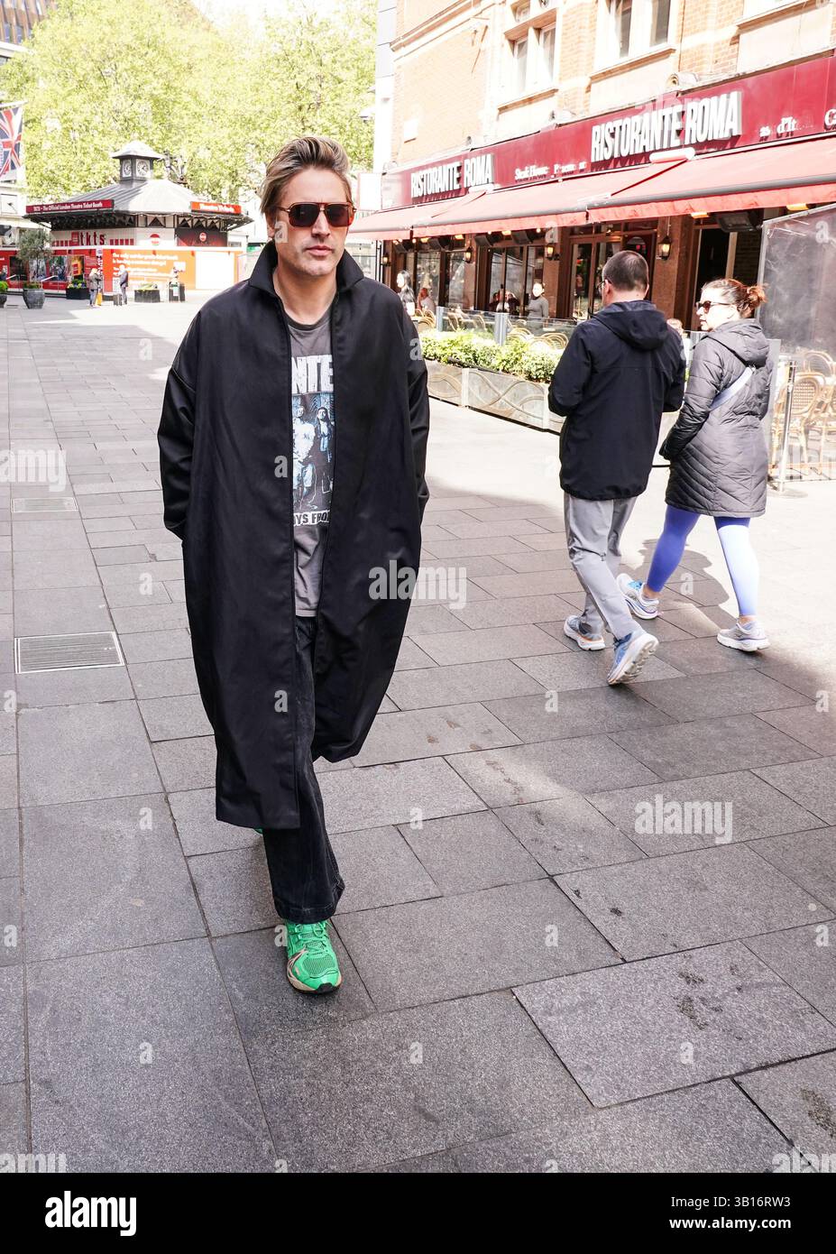 Charlie Simpson verlässt Global Radio in London. Bilddatum: Freitag, 25. April 2025. Stockfoto