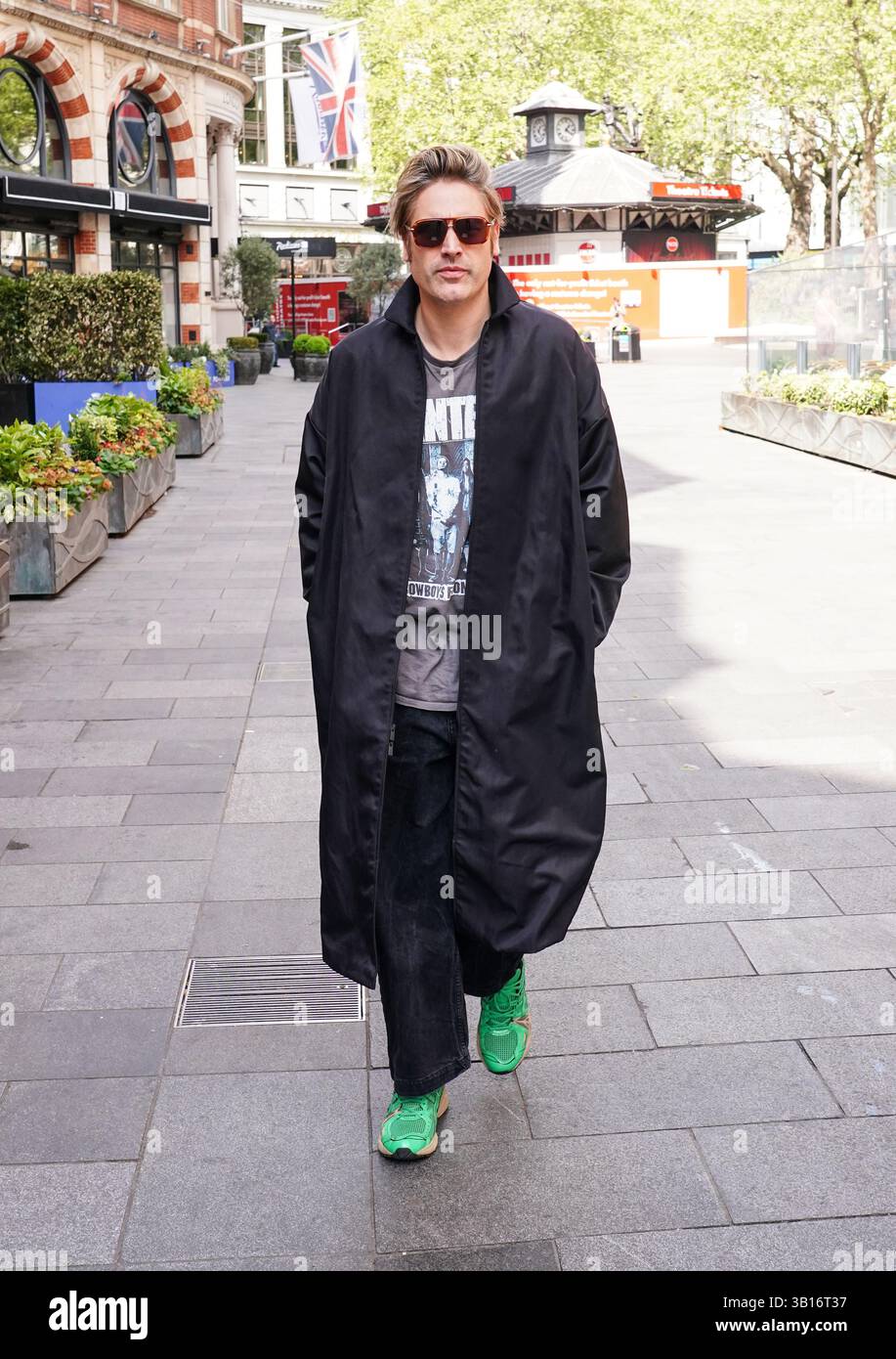 Charlie Simpson verlässt Global Radio in London. Bilddatum: Freitag, 25. April 2025. Stockfoto
