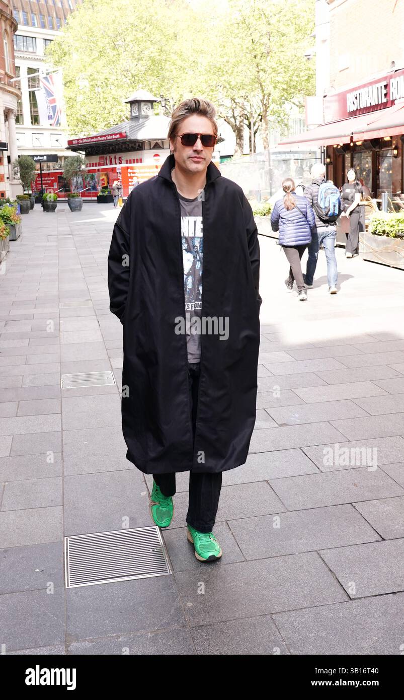 Charlie Simpson verlässt Global Radio in London. Bilddatum: Freitag, 25. April 2025. Stockfoto
