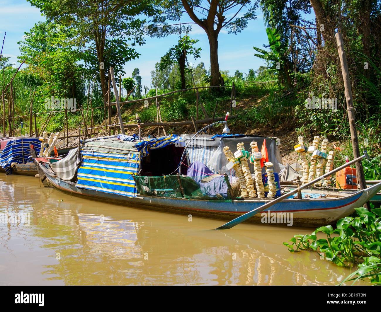Sampan zum Angeln, Vin Hoa Evergreen Village Stockfoto
