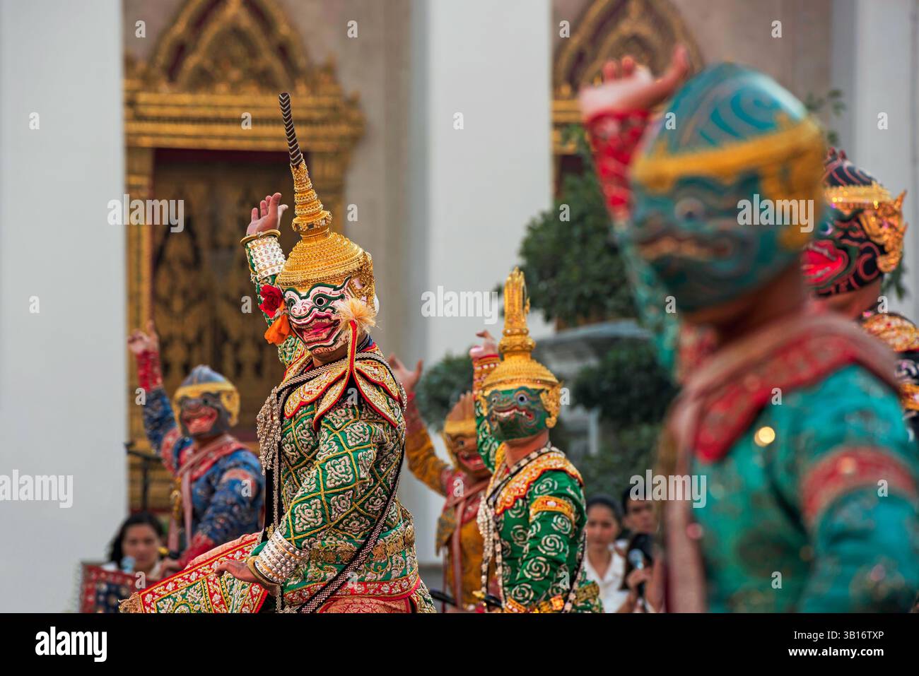 Khon - Maskentanz - Aufführung im Nationaltheater in Sanam Luang. Das Khon Masked Dance Drama in Thailand, ist eine darstellende Kunst, die m kombiniert Stockfoto