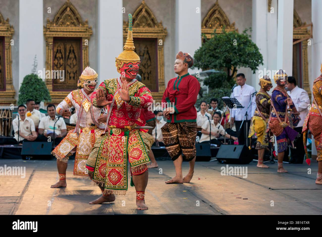 Khon - Maskentanz - Aufführung im Nationaltheater in Sanam Luang. Das Khon Masked Dance Drama in Thailand, ist eine darstellende Kunst, die m kombiniert Stockfoto