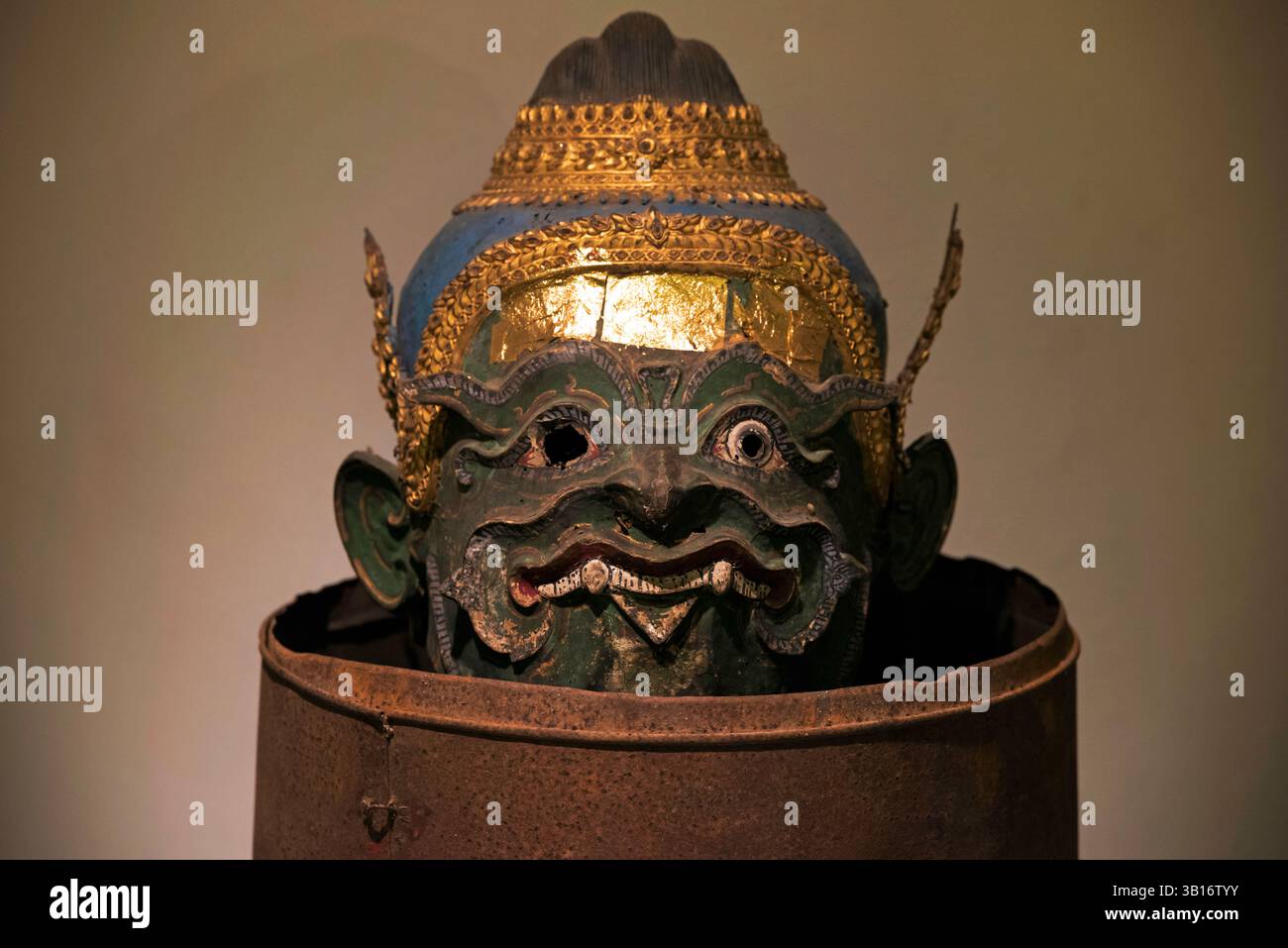 Khon Masken Ausstellung seltener und wertvoller Masken, Queen's Gallery, Bangkok. Das Khon Masked Dance Drama in Thailand ist eine darstellende Kunst Stockfoto