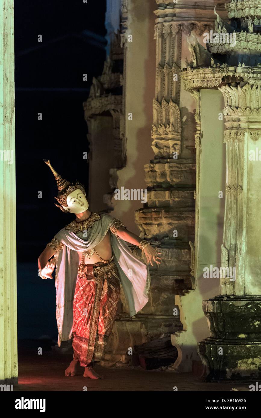 Khon, Maskentanz, Performance im Wat Prasat in Nothaburi. Das Khon Masked Dance Drama in Thailand ist eine darstellende Kunst, die musikalische, vokale, Stockfoto