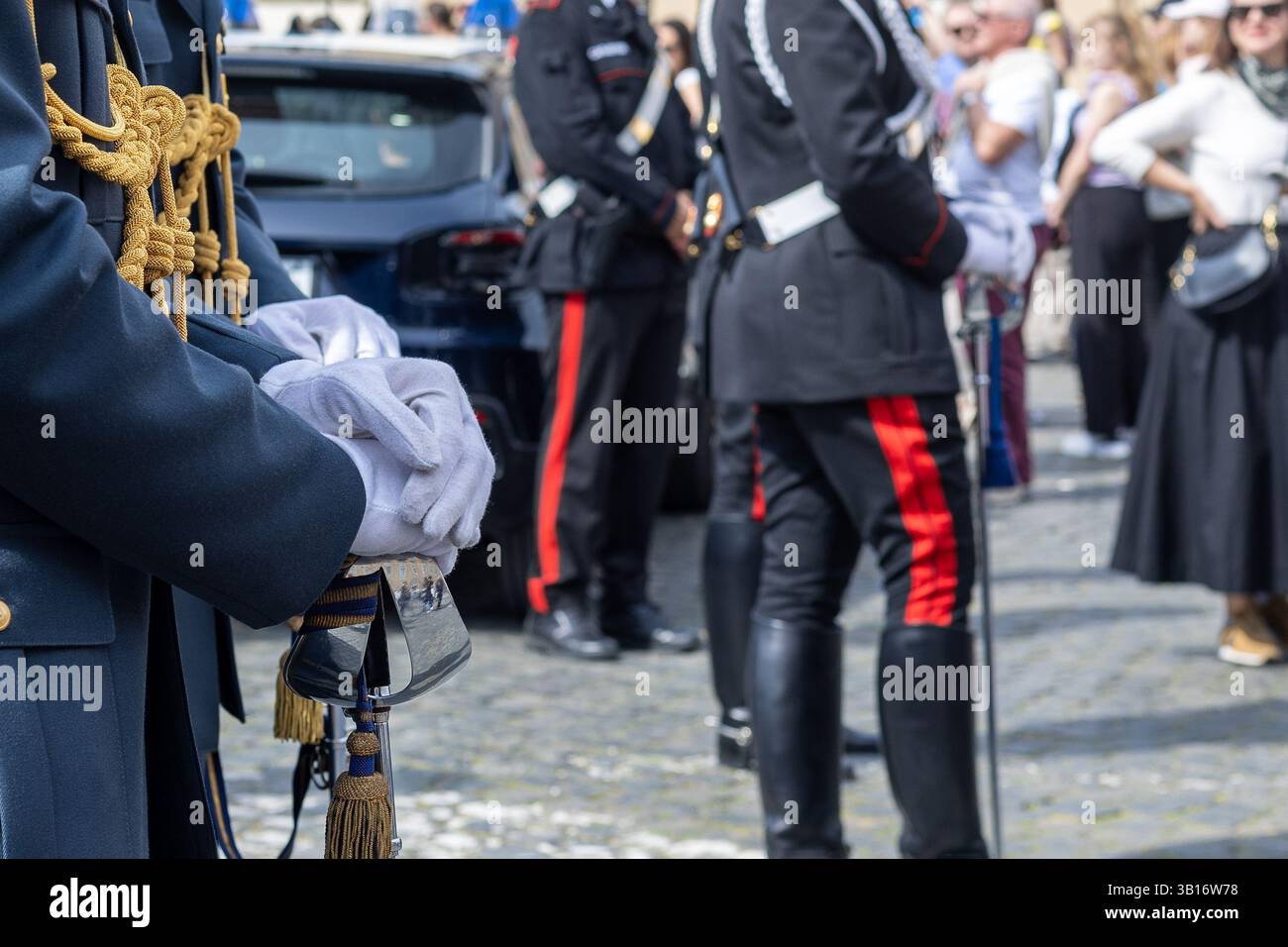 Vatikan - 23. April 2025: Nahaufnahme der zeremoniellen Garde mit Schwert beim Abschied von Papst Franziskus. Stockfoto