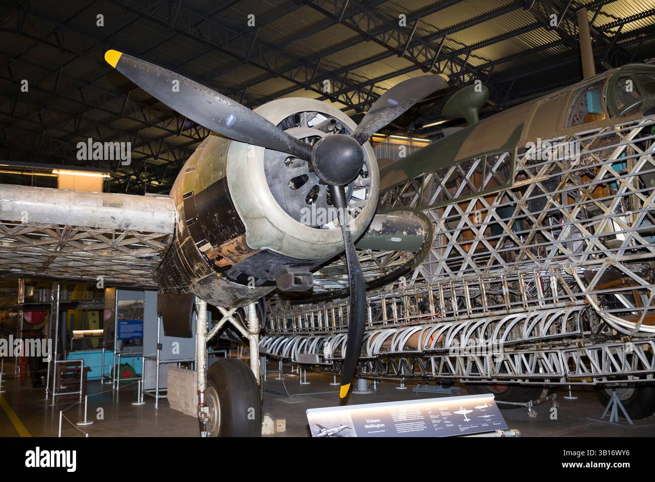 Flügel, Motor und Propeller des in Brooklands gebauten Vickers Wellington MK1A Bomberflugzeugs / Flugzeug / Flugzeug, das nach dem Abwurf im Dezember 1940 in Loch Ness geborgen wurde. Flugzeugnummer N2980. Brooklands Museum. Weybridge. Surrey. UK. Die Propellerblätter waren verbogen, als sie die Wasseroberfläche berührten. (139) Stockfoto