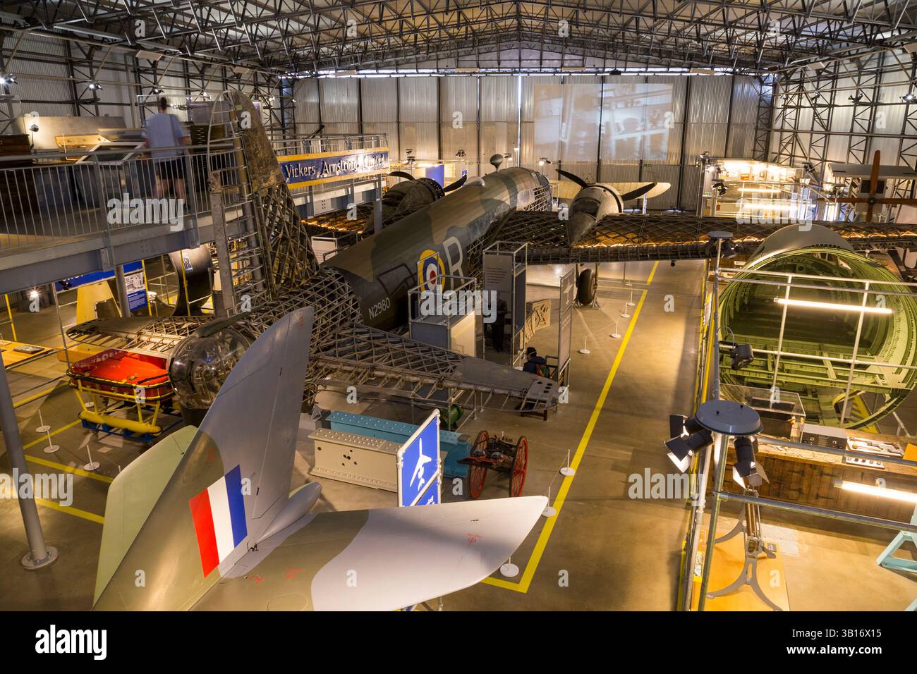 Ein Hauptausstellungsraum mit dem in Brooklands gebauten Vickers Wellington Bomberflugzeug / Flugzeug / Flugzeug als Herzstück der ehemaligen Flugzeugfabrik und heute Museum in Weybridge, Surrey. UK (139) Stockfoto