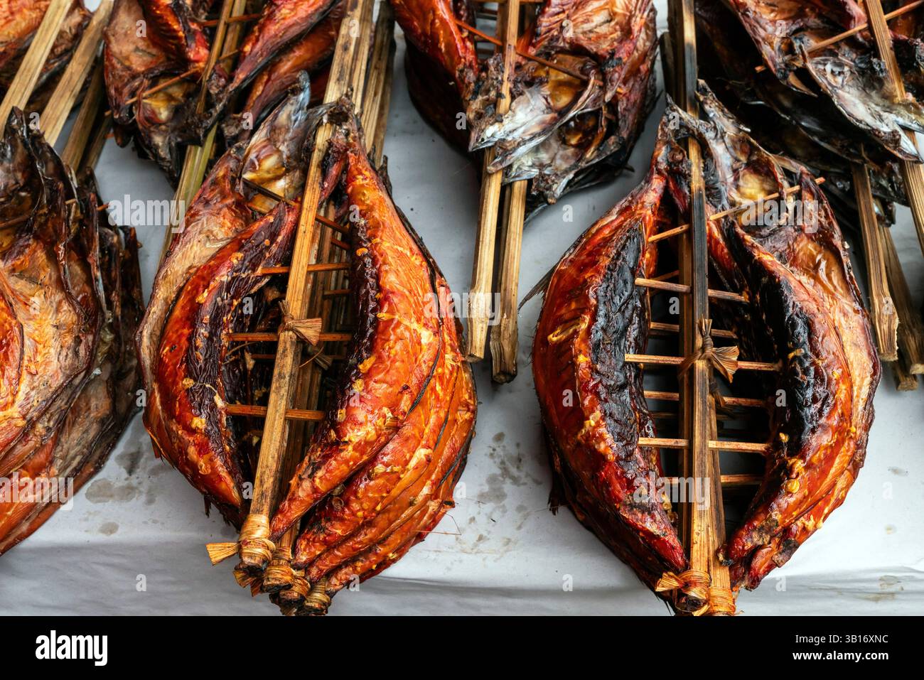 Getrockneter Fisch auf dem traditionellen Tomohon-Markt. Indonesiens Wildtiermärkte Tomohon Extreme Market. Hera, du kannst Fledermäuse, Ratten, Schlangen und Eidechsen kaufen, die Stockfoto