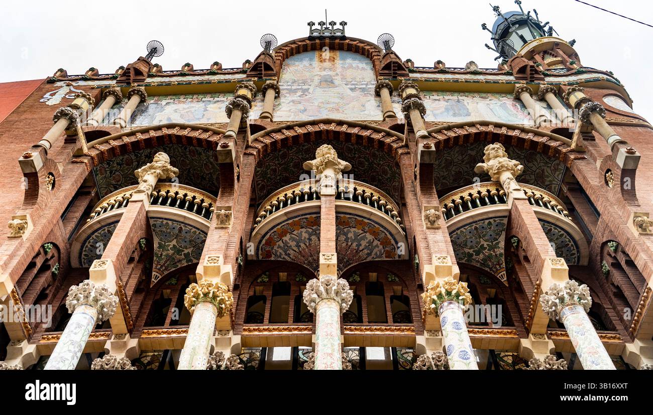 Ein atemberaubender architektonischer Blick auf ein historisches Gebäude mit komplexen Mosaiken, dekorativen Säulen und kunstvollen Details. Die Struktur zeigt einen bl Stockfoto