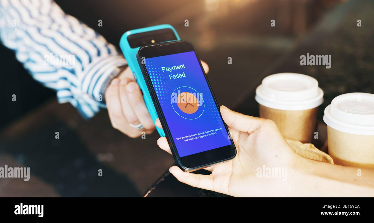Café-Bar, Telefonbildschirm und Hände mit App für Zahlungsfehler, Kauf und Transaktion. Restaurant, niedrige Geldmittel und Kellner mit Gästen bei Pos mit Stockfoto