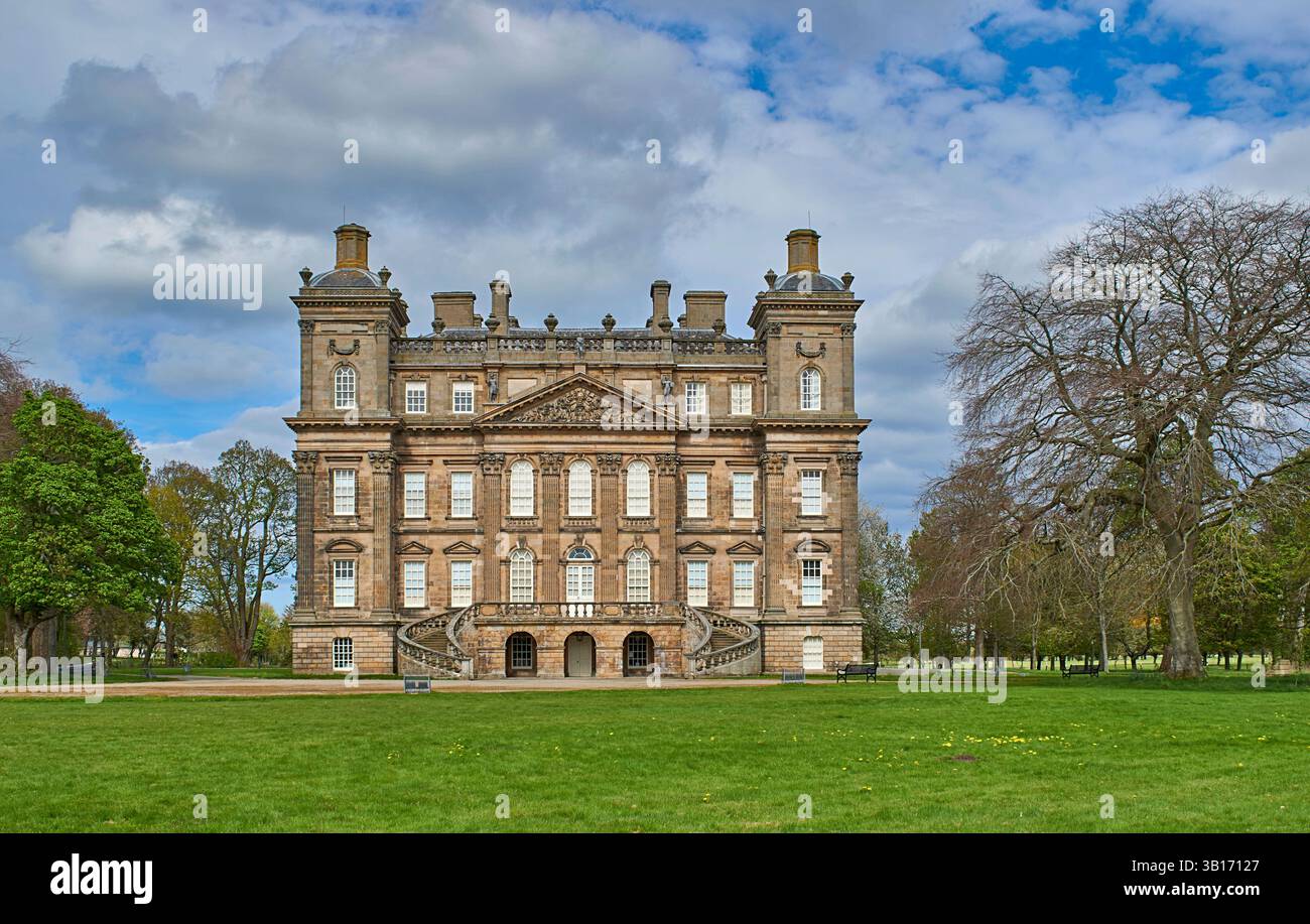 Duff House georgianisches Anwesen Haus Banff Aberdeenshire Schottland das Haus ist im Frühling von Bäumen und weitläufigen Rasenflächen umgeben Stockfoto
