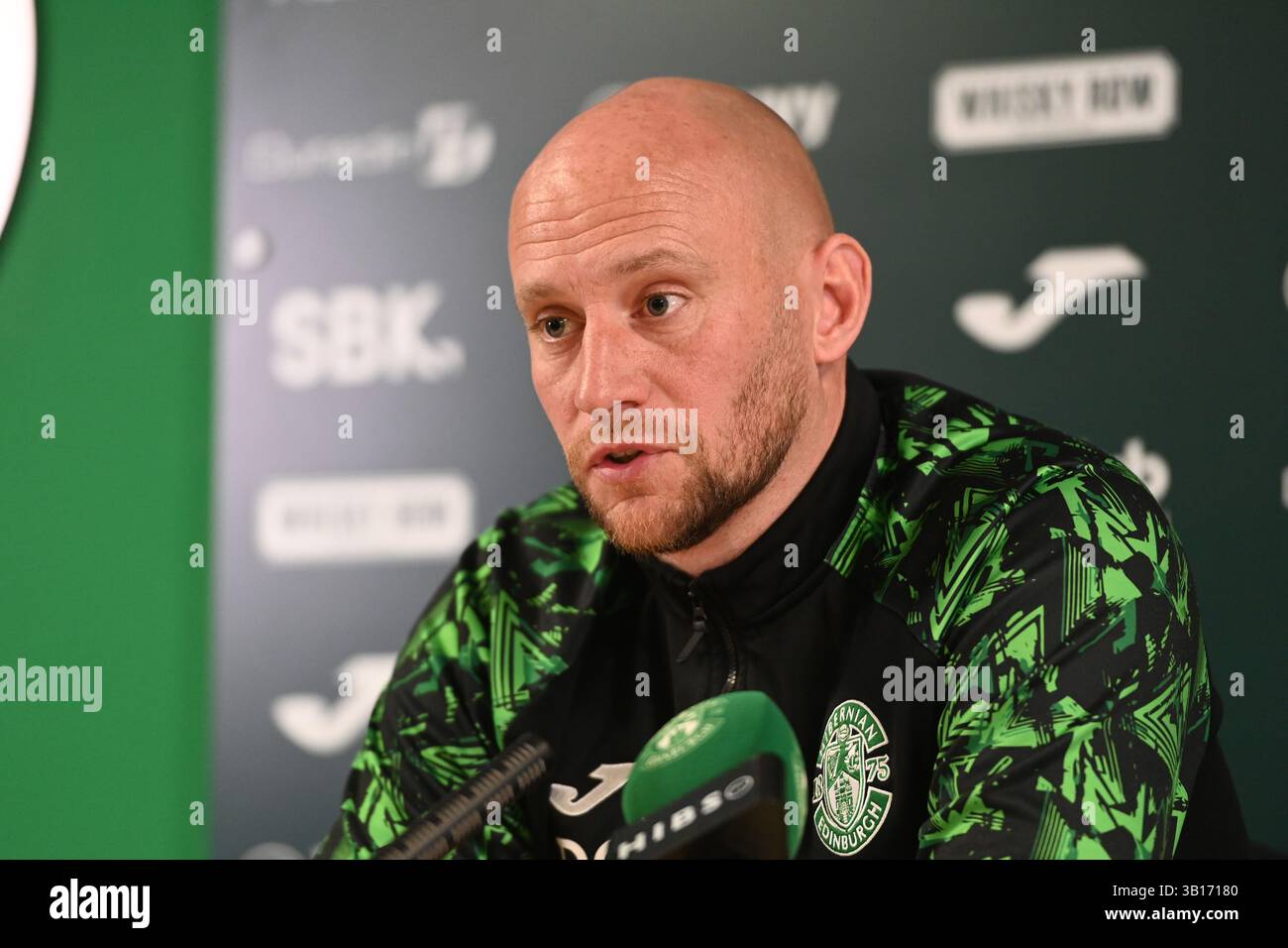 East Mains.Ormiston.Tranent.East Lothian.Scotland.UK. 25. April 25 Hibernische Pressekonferenz Head Coach David Gray freut sich, einen neuen Dreijahresvertrag mit dem Club unterzeichnet zu haben. Quelle: eric mccowat/Alamy Live News Stockfoto