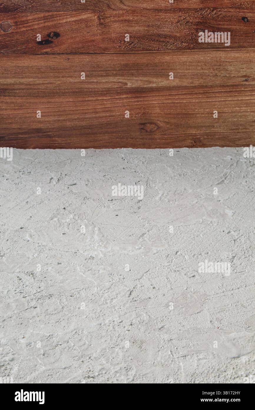 Textur aus Beton und Holz – minimaler ästhetischer Hintergrund für Produktfotografie Stockfoto