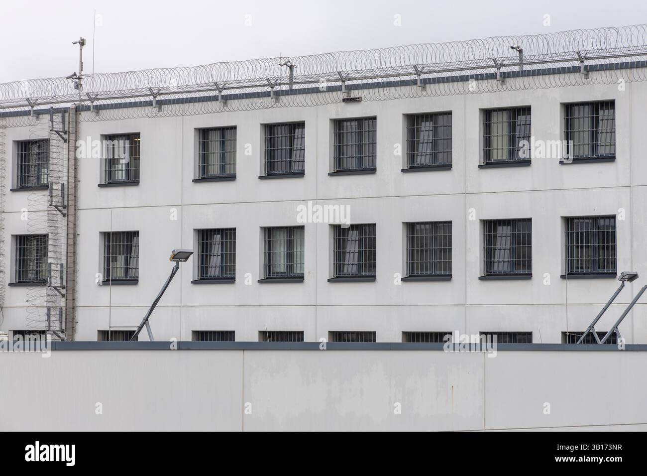 Die JVA in Essen. 25.04.2025, EU, DEU, Deutschland, Nordrhein-Westfalen, Essen: die Justizvollzugsanstalt des Landgerichtsbezirks Essen in der direkten Nachbarschaft des Landgerichts ist eine Untersuchungshaftanstalt für männliche Erwachsene und männliche Strafgefangene. Aufgrund Ihrer Lage in der Krawehlstraße wird die Anstalt auch Krawehle genannt. EU, DEU, Deutschland, Nordrhein-Westfalen, Essen: Das Gefängnis des Amtsgerichts Essen in unmittelbarer Nachbarschaft des Amtsgerichts ist eine Untersuchungshaftanstalt für männliche Erwachsene und männliche Gefangene. Aufgrund seiner Lage in der Krawehlstraße ist auch das Gefängnis Stockfoto