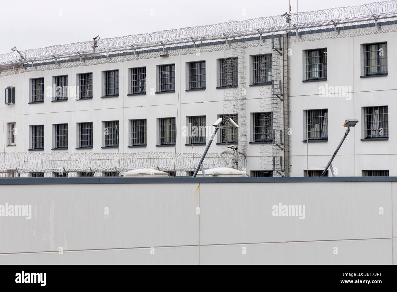 Die JVA in Essen. 25.04.2025, EU, DEU, Deutschland, Nordrhein-Westfalen, Essen: die Justizvollzugsanstalt des Landgerichtsbezirks Essen in der direkten Nachbarschaft des Landgerichts ist eine Untersuchungshaftanstalt für männliche Erwachsene und männliche Strafgefangene. Aufgrund Ihrer Lage in der Krawehlstraße wird die Anstalt auch Krawehle genannt. EU, DEU, Deutschland, Nordrhein-Westfalen, Essen: Das Gefängnis des Amtsgerichts Essen in unmittelbarer Nachbarschaft des Amtsgerichts ist eine Untersuchungshaftanstalt für männliche Erwachsene und männliche Gefangene. Aufgrund seiner Lage in der Krawehlstraße ist auch das Gefängnis Stockfoto