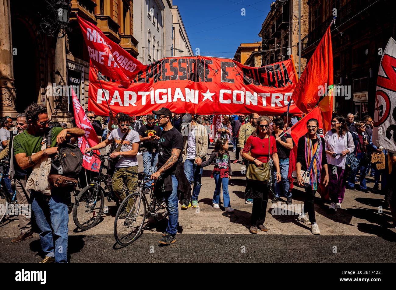 Italiens Befreiungstag von nazismus und Faschismus PALERMO, ITALIEN - 25. APRIL: Demonstration zum 80. Jahrestag des Befreiungstages des Widerstands gegen das faschistische Regime und die nazi-Besatzung am 25. April 2025 in Palermo, Italien. Palermo Sizilien Italien Copyright: XStefanoxMontesix Stockfoto