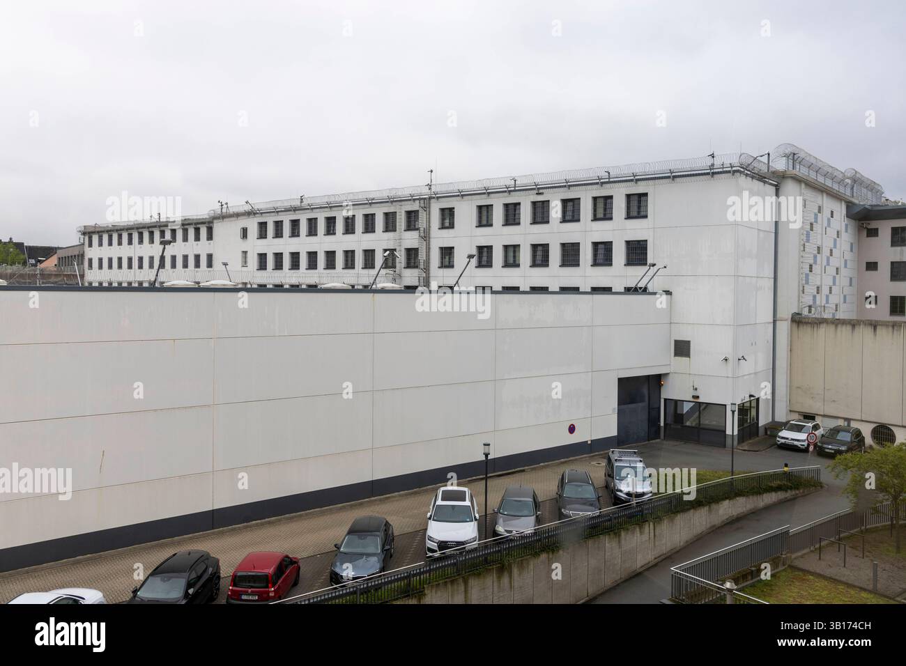 Die JVA in Essen. 25.04.2025, EU, DEU, Deutschland, Nordrhein-Westfalen, Essen: die Justizvollzugsanstalt des Landgerichtsbezirks Essen in der direkten Nachbarschaft des Landgerichts ist eine Untersuchungshaftanstalt für männliche Erwachsene und männliche Strafgefangene. Aufgrund Ihrer Lage in der Krawehlstraße wird die Anstalt auch Krawehle genannt. EU, DEU, Deutschland, Nordrhein-Westfalen, Essen: Das Gefängnis des Amtsgerichts Essen in unmittelbarer Nachbarschaft des Amtsgerichts ist eine Untersuchungshaftanstalt für männliche Erwachsene und männliche Gefangene. Aufgrund seiner Lage in der Krawehlstraße ist auch das Gefängnis Stockfoto