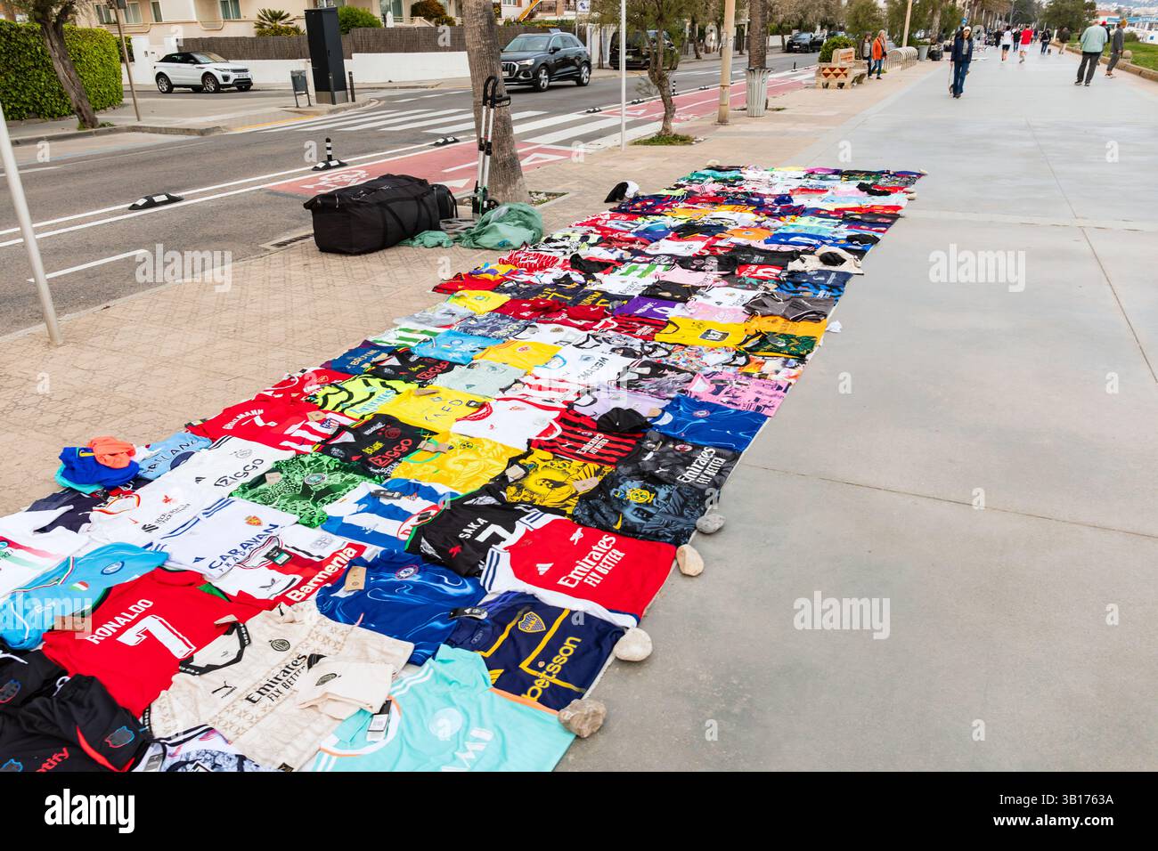 Gefälschte Designerkleidung zum Verkauf von Straßenhändlern in Sitges, Katalonien, Spanien. Stockfoto