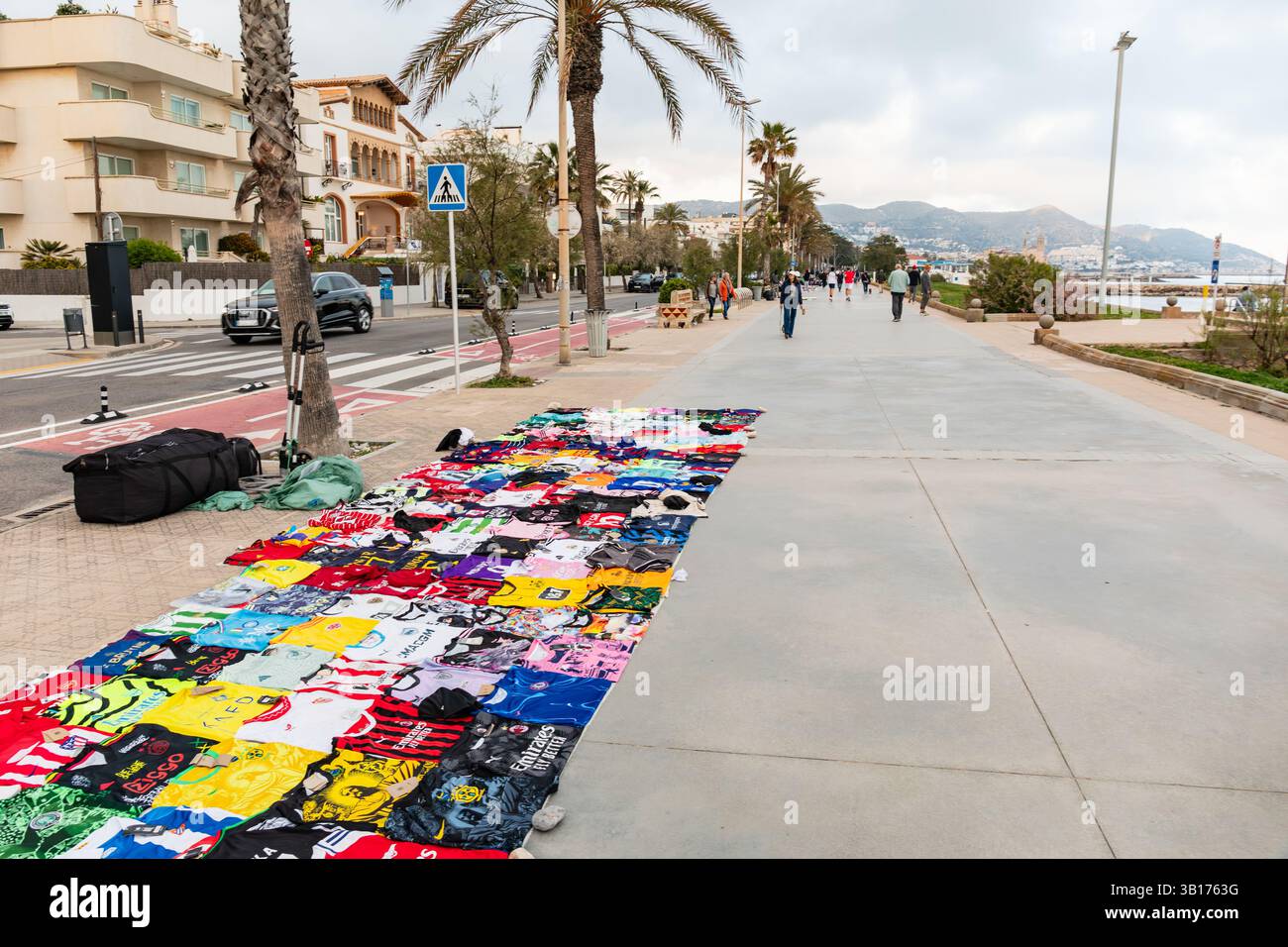 Gefälschte Designerkleidung zum Verkauf von Straßenhändlern in Sitges, Katalonien, Spanien. Stockfoto