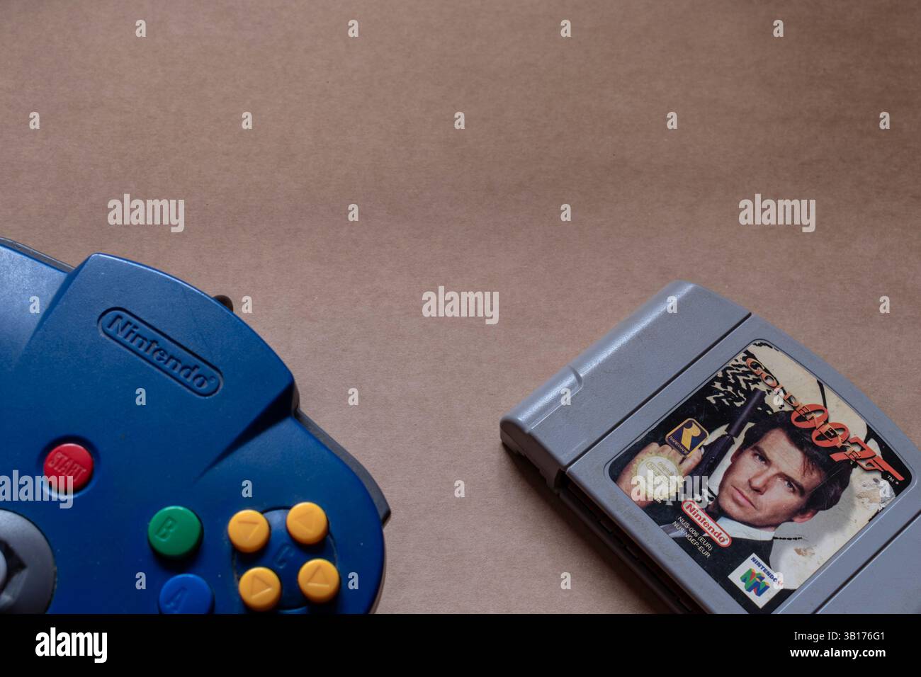 Nintendo Konsole mit GoldenEye 007 Katridge isoliert auf hellem Hintergrund Stockfoto