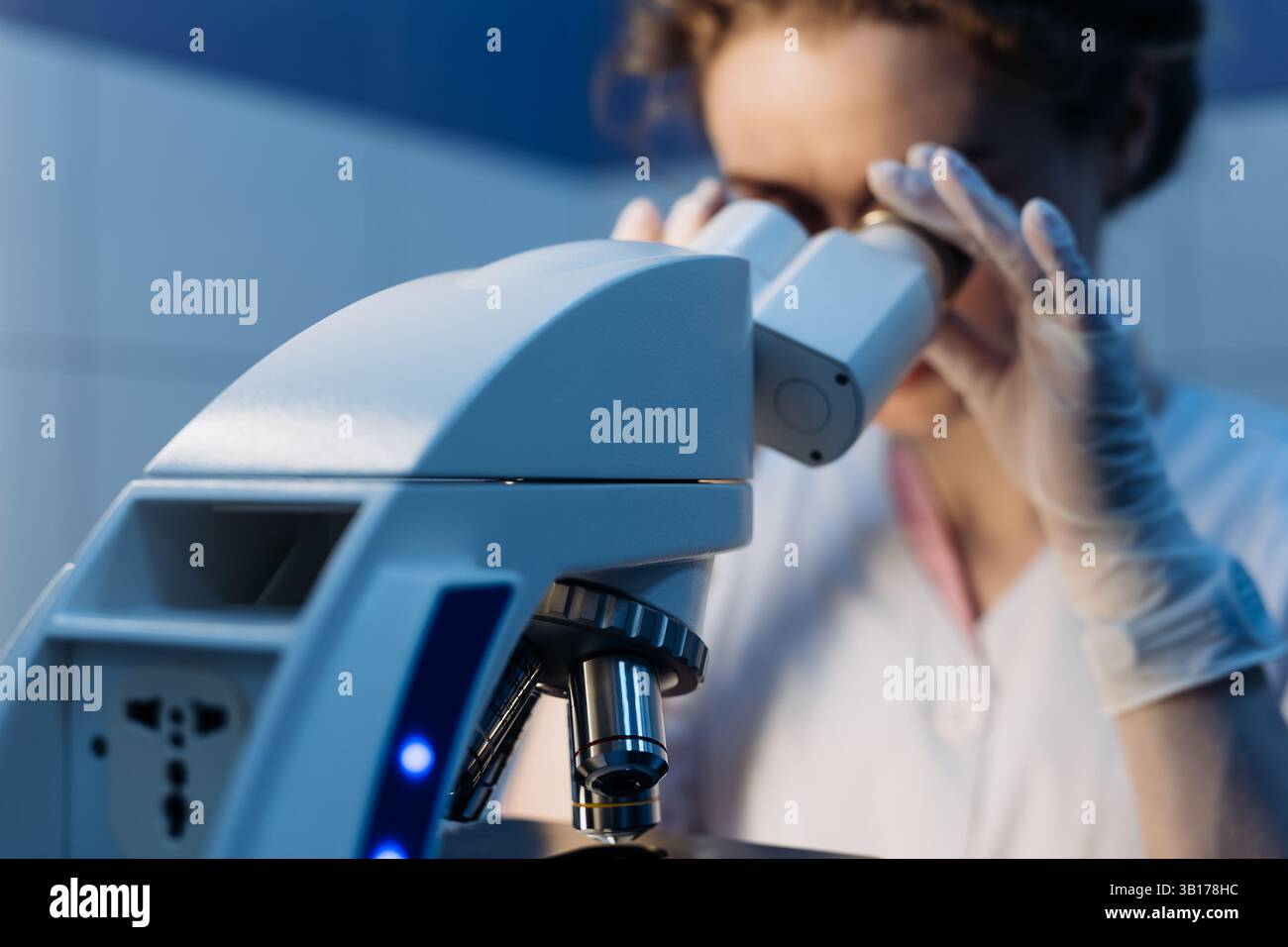 Wissenschaftliche Weiße Mikroskopgeräte im biologischen Chemielabor. Wissenschaftliches Experiment Mikroskop an Labortisch mikrobiologischer Ausrüstung Stockfoto