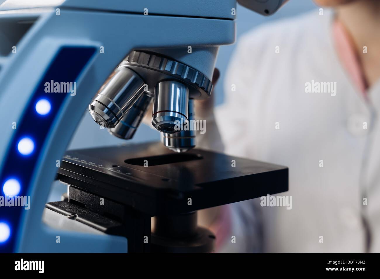 Wissenschaftliche Weiße Mikroskopgeräte im biologischen Chemielabor. Wissenschaftliches Experiment Mikroskop an Labortisch mikrobiologischer Ausrüstung Stockfoto