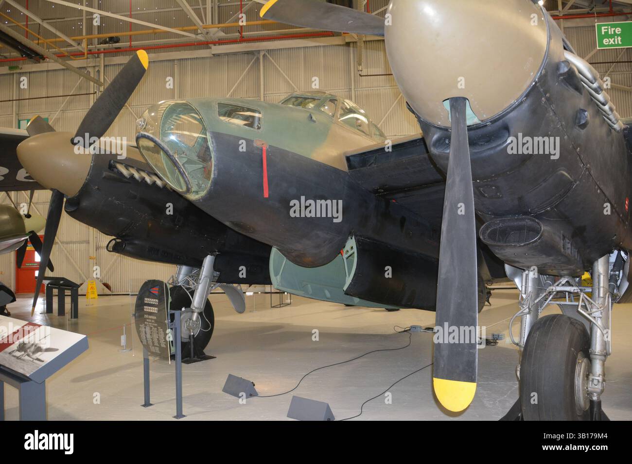 Ein Mosquito B.35, gemalt als ein in Kanada gebauter B. Mk XX, wie er von Guy Gibson, VC bei seinem letzten tödlichen Angriff geflogen wurde. Aufbewahrt im RAF Museum, Midlands Stockfoto Ein Mosquito B.35, gemalt als ein in Kanada gebauter B. Mk XX, wie er von Guy Gibson, VC bei seinem letzten tödlichen Angriff geflogen wurde. Aufbewahrt im RAF Museum, Midlands Stockfoto