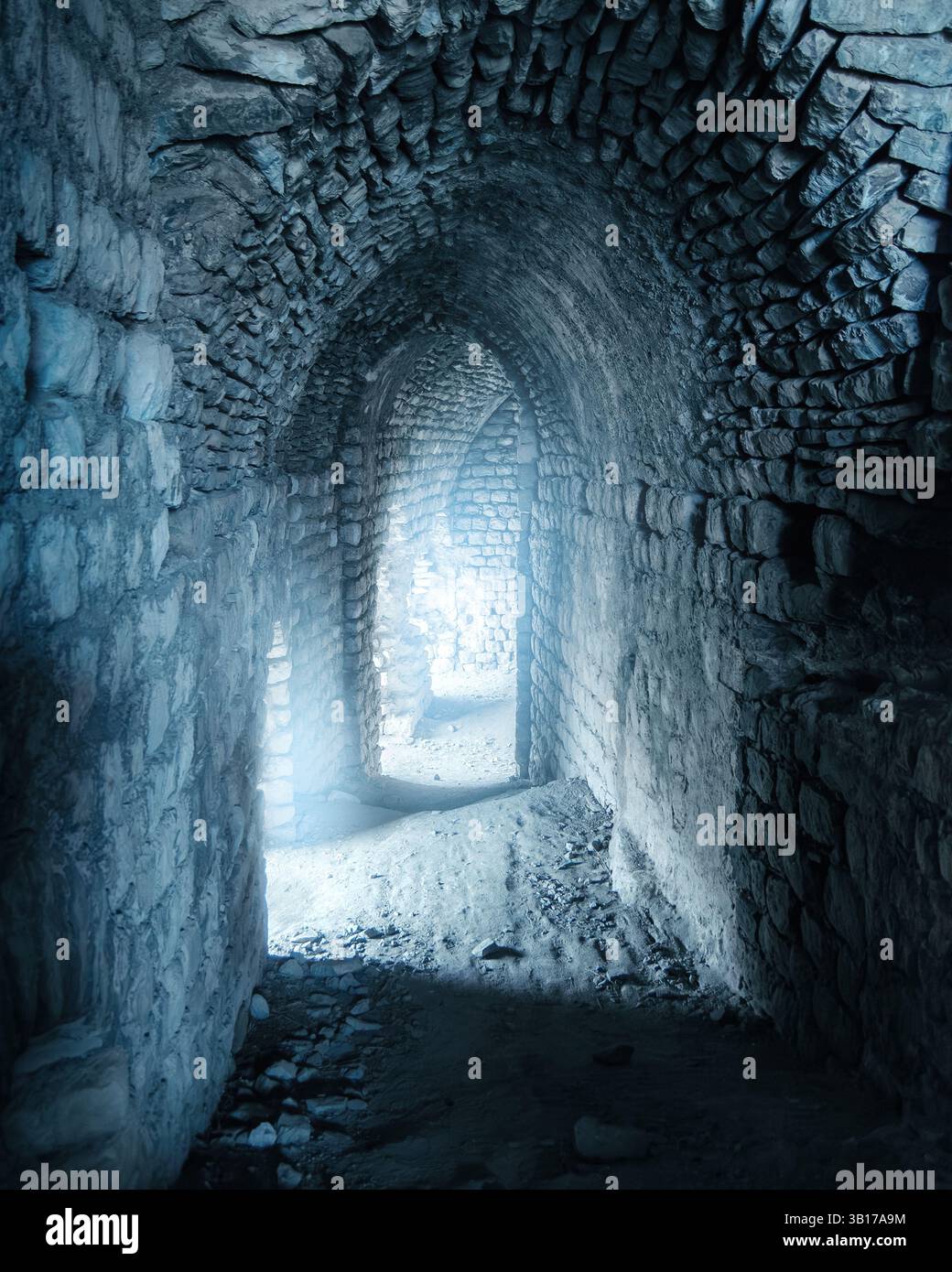 Das Innere eines alten dunklen historischen Gebäudes mit geheimnisvollem Licht. Hochwertige Fotos Stockfoto