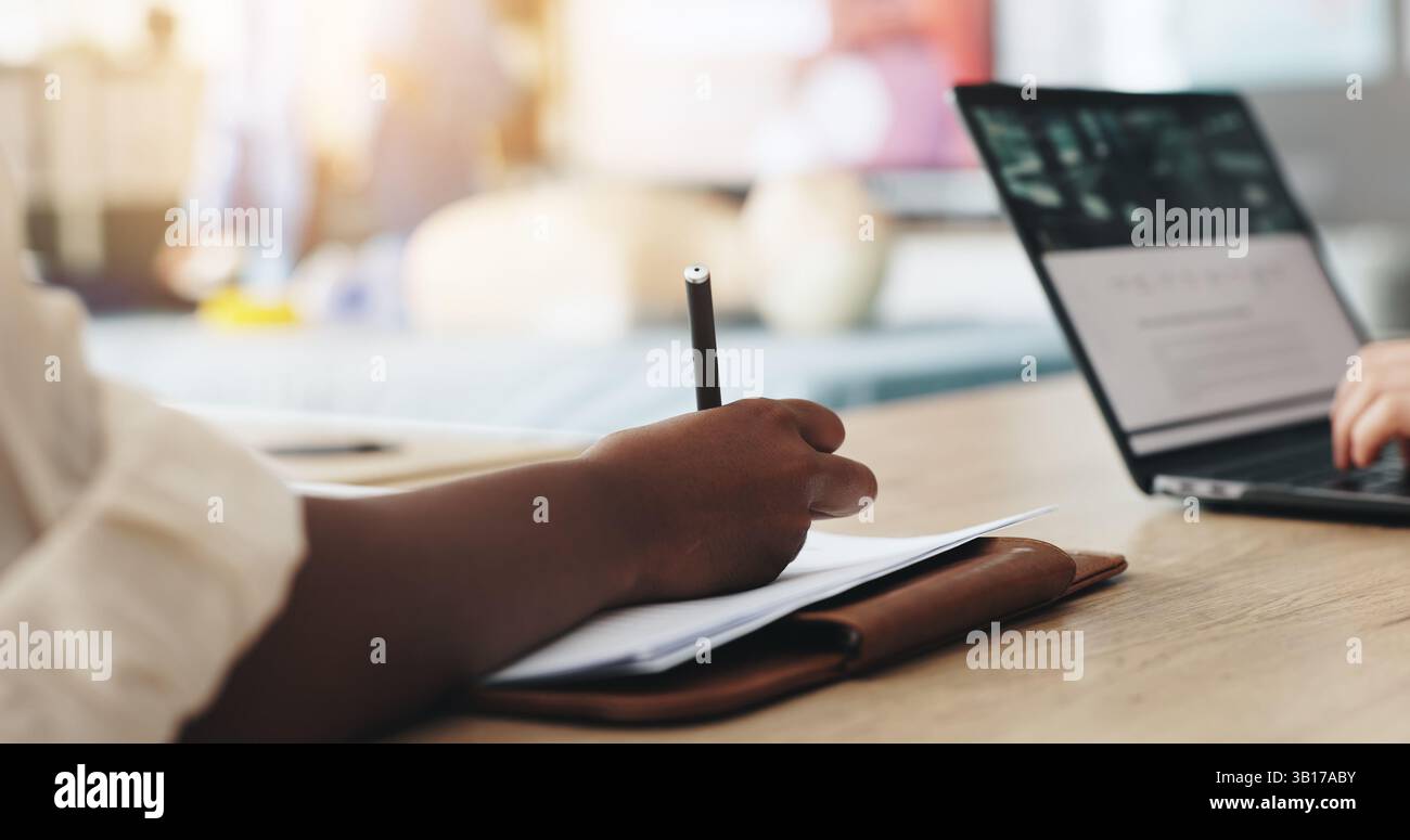 Person, Hände und Schrift mit erste-Hilfe-Präsentation für die Gesundheits- und Sicherheitsschulung am Arbeitsplatz. Nahaufnahme, Mitarbeiter und Lernen mit Notizen für Stockfoto