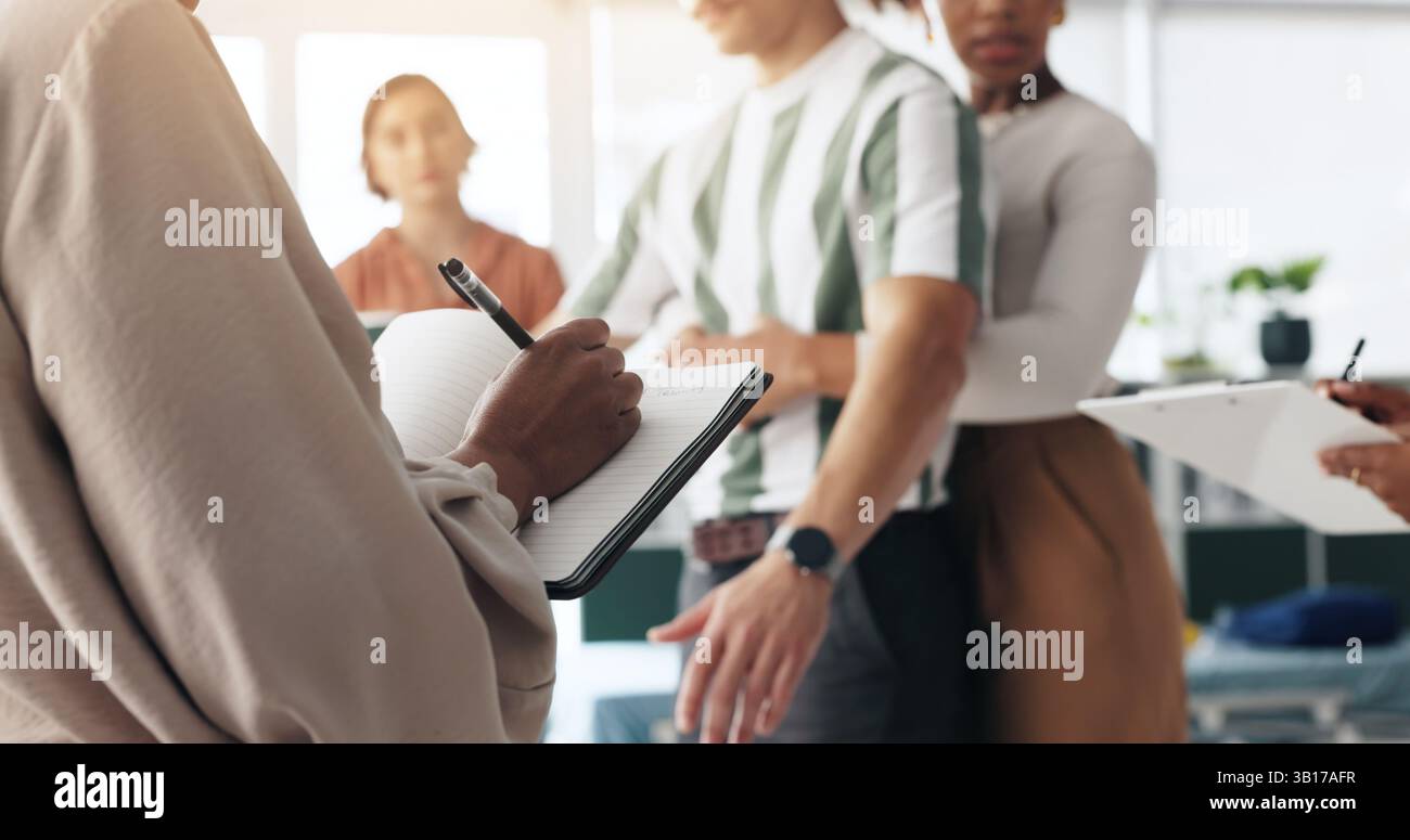 Personen, Schreiben und erste Hilfe mit Demonstration für das Lernen, Sanitäter-Kurs oder -Training. Mitarbeiter, Lehrer und Erstickungsgefahr mit Präsentation für Stockfoto