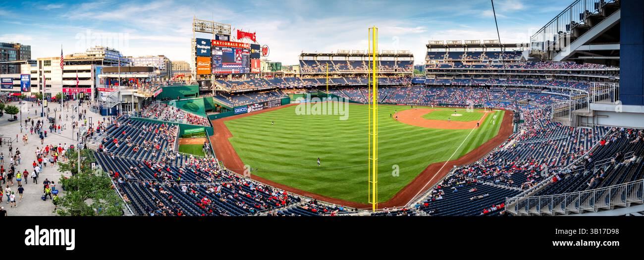 Nationals Park Baseball Game Washington DC // WASHINGTON DC – Ein hochauflösender Panoramablick auf den Nationals Park während eines Baseballspiels der Washington Nationals am frühen Abend. Das 2008 eröffnete Stadion mit einer Kapazität von 41.339, dient als Heimstadion der Washington Nationals Major League Baseball. Das Stadion befindet sich im Navy Yard-Viertel am Anacostia River und bietet von einigen Abschnitten aus einen Blick auf das Capitol und das Washington Monument. Stockfoto