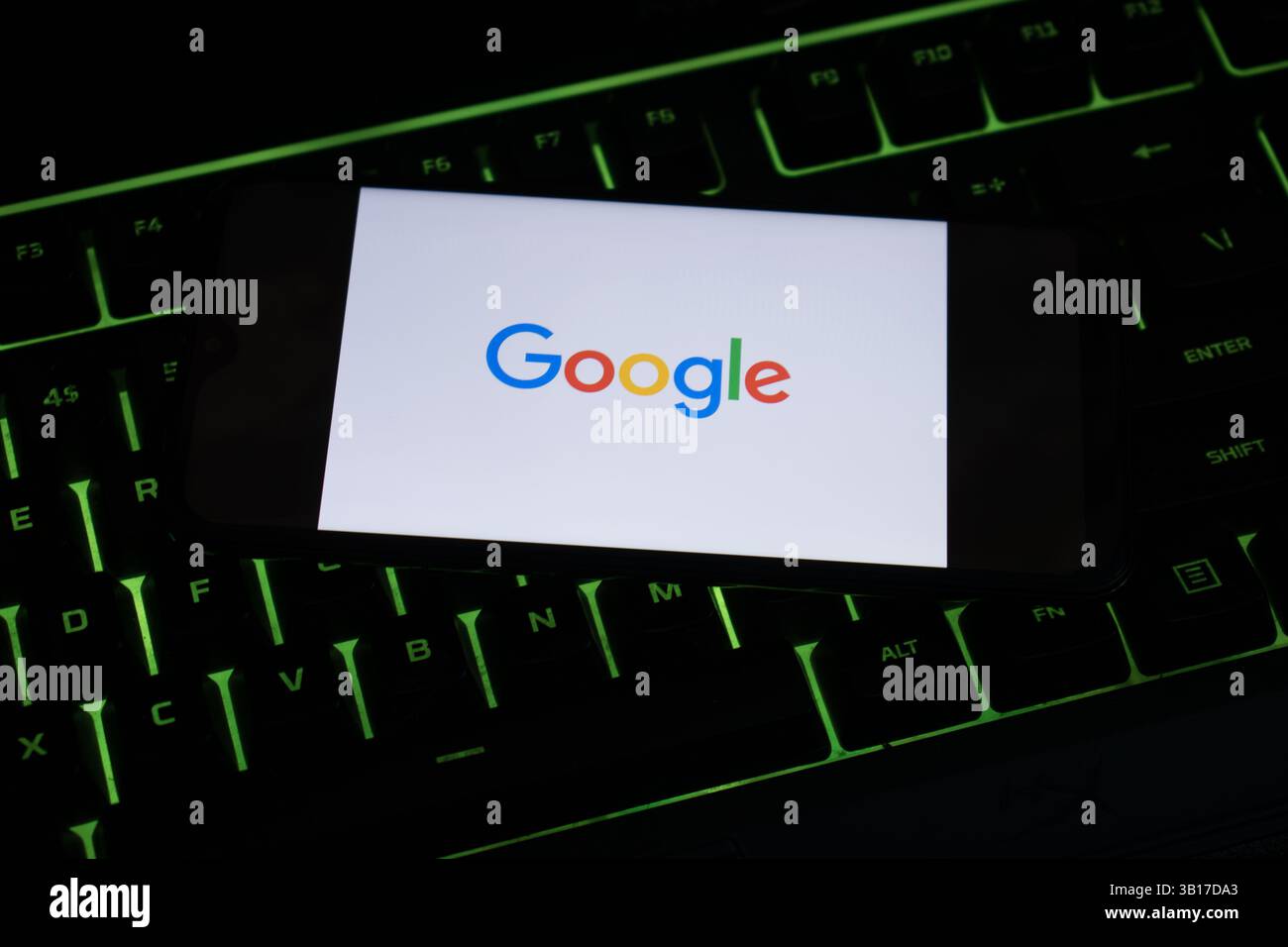 SEATTLE, WA, USA – 7. April 2025: Ein Smartphone mit Google-App auf Google Play, das auf einer Tastatur sitzt. Google ist ein US-amerikanisches multinationales Unternehmen. Stockfoto