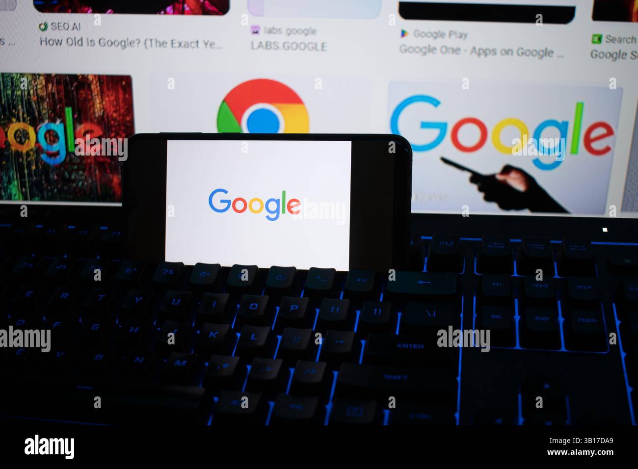 SEATTLE, WA, USA – 7. April 2025: Ein Smartphone mit Google-App auf Google Play, das auf einer Tastatur sitzt. Google ist ein US-amerikanisches multinationales Unternehmen. Stockfoto