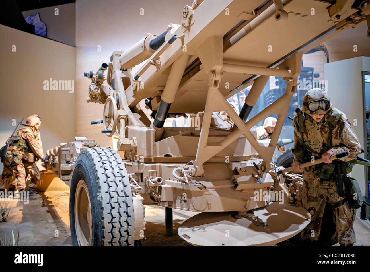 TRIANGLE, Virginia, Vereinigte Staaten — die moderne Feldartillerie des Marine Corps wird im National Museum of the Marine Corps in einer Ausstellung über Operationen während des Wüstenturms und des Irakkriegs ausgestellt. Die Artillerieteile, darunter die 155-mm-Haubitze M198, die während des Desert Storm verwendet wurde, und die leichtere Haubitze M777, die im Irak zum Einsatz kam, demonstrieren die Entwicklung der Feuerunterstützung des Marine Corps. Diese Artilleriesysteme lieferten entscheidende Langstreckenfeuerunterstützung für Marine-Bodenoperationen, wobei die Besatzungen in der Lage waren, schnell ihre Waffen aufzustellen, Zielkoordinaten festzulegen, Stockfoto