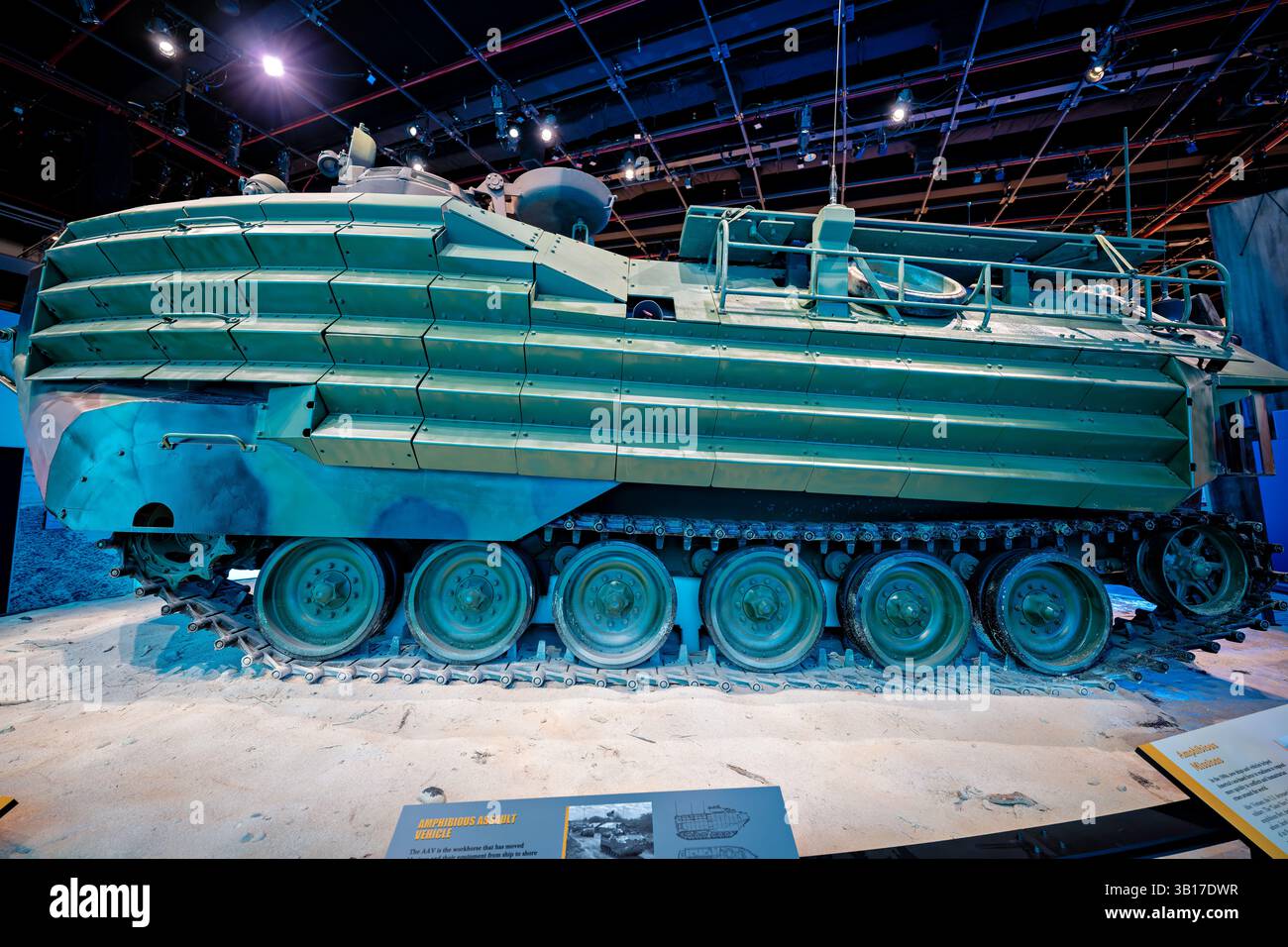 TRIANGLE, Virginia, Vereinigte Staaten — ein Amphibisches Angriffsfahrzeug (AAV) wird im National Museum of the Marine Corps ausgestellt und zeigt den wichtigsten Schiff-zu-Land-Transport, der den Marines seit den 1970er Jahren dient Dieses ursprünglich als LVTP7 bezeichnete Fahrzeug mit Aluminiumhülle wird bei der Navigation in aquatischen Umgebungen von Wasserstrahlen angetrieben und kann Hunderte von Meilen an Land zurücklegen, nachdem es das Ufer erreicht hat. Die AAV, die von der FMC Corporation in Philadelphia hergestellt wird, trägt drei Besatzungsmitglieder und 21 Marines, die einen direkten Nachfahre von Landungsfahrzeugen aus dem Zweiten Weltkrieg darstellen Stockfoto