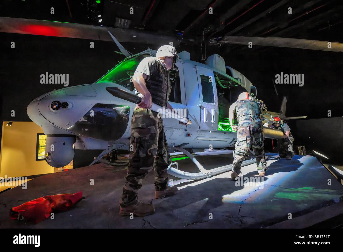 TRIANGLE, Virginia, Vereinigte Staaten — Ein Bell UH-1N Iroquois Hubschrauber wird im National Museum of the Marine Corps ausgestellt. Dieses spezielle Flugzeug (Bureau Number 159209) diente von 1976 bis 2014 und sammelte 8.400 Flugstunden, einschließlich des Einsatzes mit HMLA-267 während der Operation Iraqi Freedom im Jahr 2003. Der zweimotorige Hilfshubschrauber flog während seiner vier Jahrzehnte andauernden Dienstzeit des Marine Corps eine Vielzahl von Missionen, darunter Befehl und Kontrolle, Aufklärung, medizinische Evakuierung, Such- und Rettungsaktionen, Truppentransport, und eine enge Luftunterstützung als Teil von „Jäger-Killer“ Teams neben AH-1W Super Cobr Stockfoto