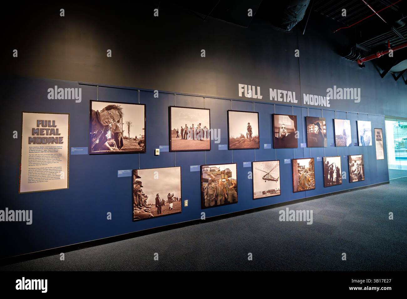 TRIANGLE, Virginia, Vereinigte Staaten — Matthew Modines persönliche Fotografie aus Stanley Kubricks Film „Full Metal Jacket“ aus dem Jahr 1987 wird im National Museum of the Marine Corps ausgestellt. Mit einer Rolleiflex Mittelformatkamera aufgenommen, während sie den privaten J.T. „Joker“ Davis porträtiert, dokumentieren diese hinter den Kulissen die Entstehung des einflussreichen Vietnamkriegsfilms. Die Ausstellung „Full-Metal-Modine“ zeigt großformatige Drucke auf Metall und bietet Einblick in Kubricks berüchtigten privaten Filmprozess, während der Film den bedeutenden kulturellen Einfluss auf Marine Corps Re unterstreicht Stockfoto