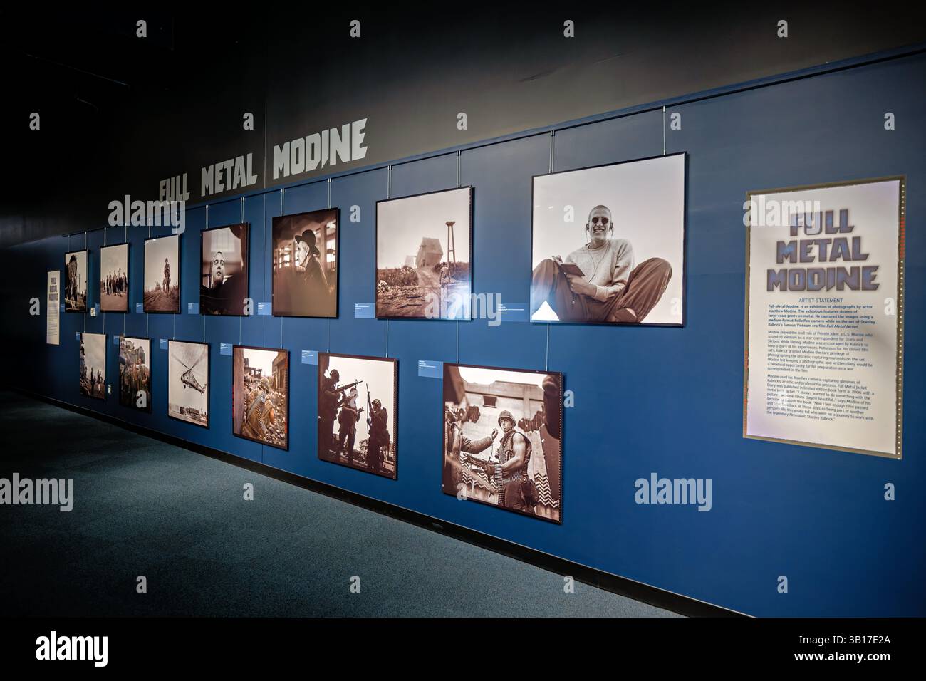 TRIANGLE, Virginia, Vereinigte Staaten — Matthew Modines persönliche Fotografie aus Stanley Kubricks Film „Full Metal Jacket“ aus dem Jahr 1987 wird im National Museum of the Marine Corps ausgestellt. Mit einer Rolleiflex Mittelformatkamera aufgenommen, während sie den privaten J.T. „Joker“ Davis porträtiert, dokumentieren diese hinter den Kulissen die Entstehung des einflussreichen Vietnamkriegsfilms. Die Ausstellung „Full-Metal-Modine“ zeigt großformatige Drucke auf Metall und bietet Einblick in Kubricks berüchtigten privaten Filmprozess, während der Film den bedeutenden kulturellen Einfluss auf Marine Corps Re unterstreicht Stockfoto