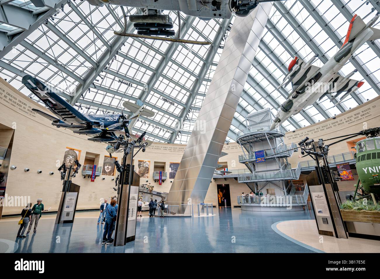 TRIANGLE, Virginia, USA – das hoch aufragende Atrium, bekannt als Leatherneck Gallery, dient als zentraler Raum des National Museum of the Marine Corps. Das 2006 eröffnete Museum verfügt über einen markanten, 210 Meter hohen, geneigten Stahlturm, der das ikonische Bild der Marines weckt, die die Flagge von Iwo Jima hissen. Historische Flugzeuge und große Artefakte hängen in dem dramatischen mehrstöckigen Raum, der Besuchern die Geschichte und das Erbe des Marine Corps näher bringt. Stockfoto