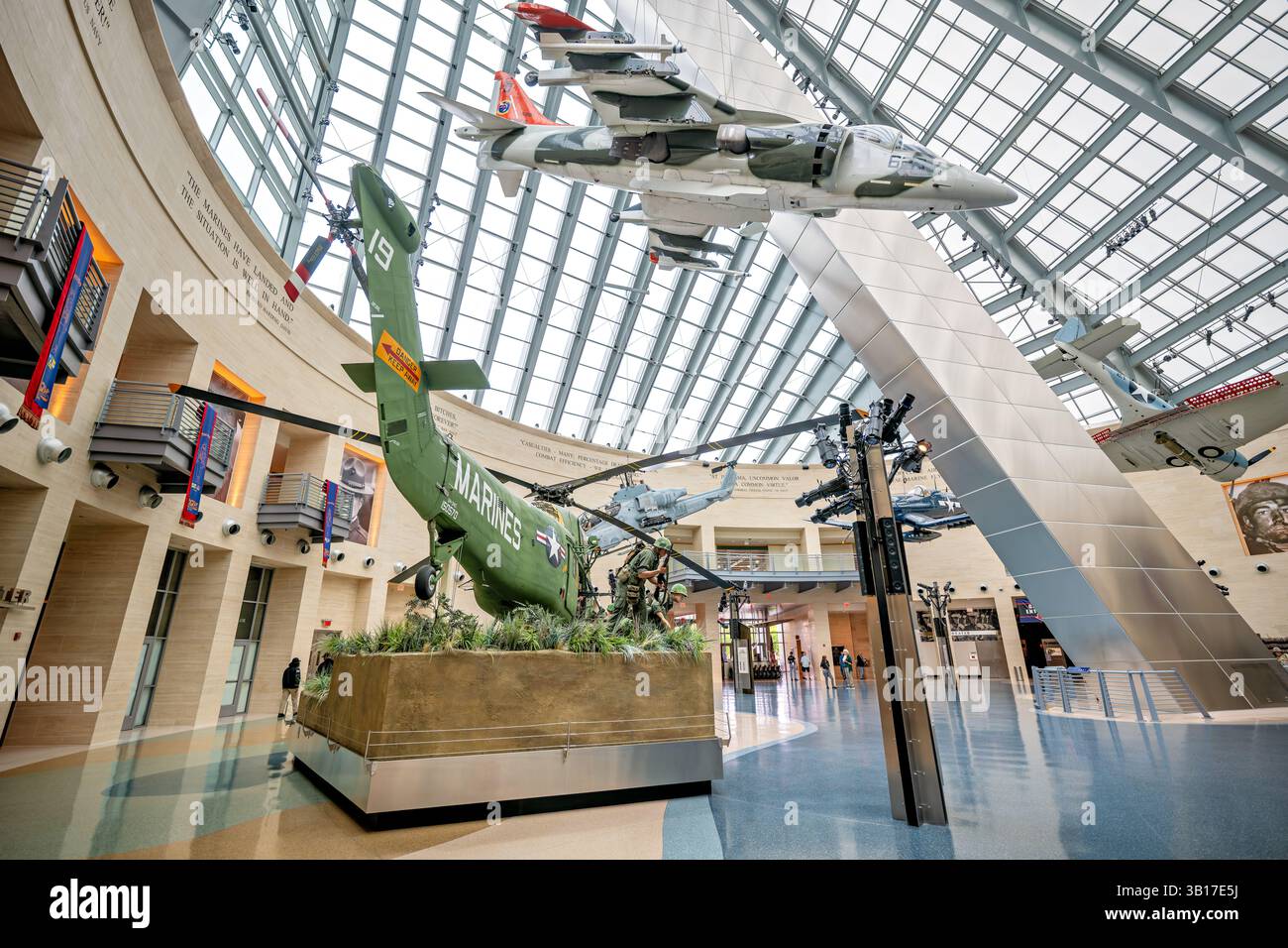 TRIANGLE, Virginia, USA – das hoch aufragende Atrium, bekannt als Leatherneck Gallery, dient als zentraler Raum des National Museum of the Marine Corps. Das 2006 eröffnete Museum verfügt über einen markanten, 210 Meter hohen, geneigten Stahlturm, der das ikonische Bild der Marines weckt, die die Flagge von Iwo Jima hissen. Historische Flugzeuge und große Artefakte hängen in dem dramatischen mehrstöckigen Raum, der Besuchern die Geschichte und das Erbe des Marine Corps näher bringt. Stockfoto
