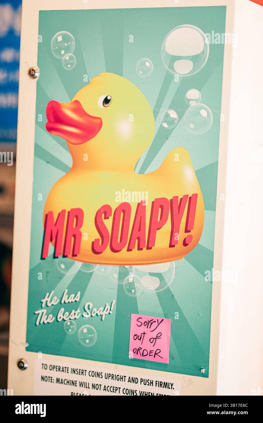 Ein nicht in Ordnung geratener Seifenspender mit einer Comic-Gummiente, Mr. Seife, die „die beste Seife!“ verspricht, jetzt mit einem handgeschriebenen „Sorry out of OR Stockfoto