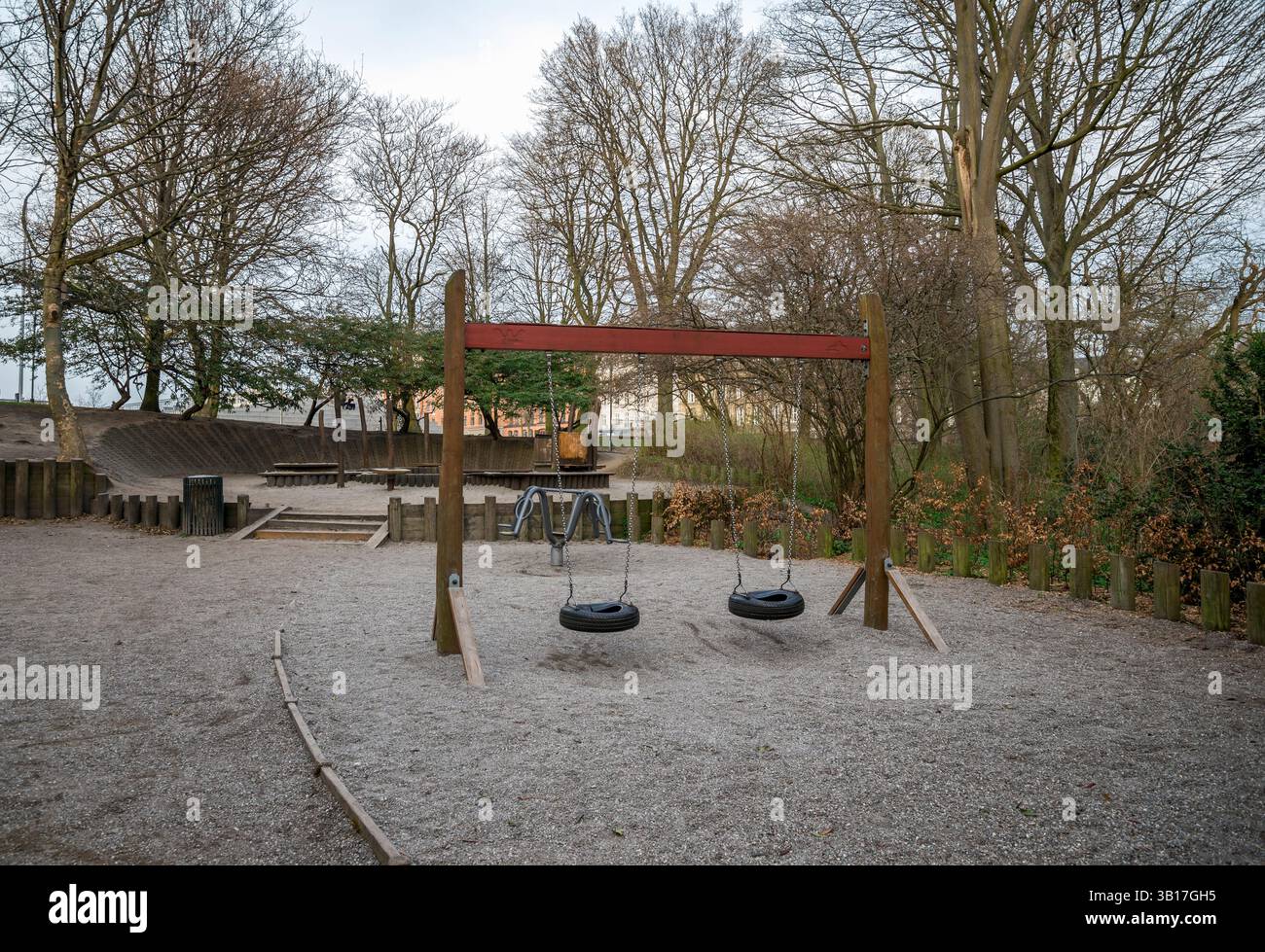 Outdoor Park Spielplatz mit Reifenschaukeln an einem ruhigen Frühlingstag, Kopenhagen, Dänemark, 16. April 2018 Stockfoto