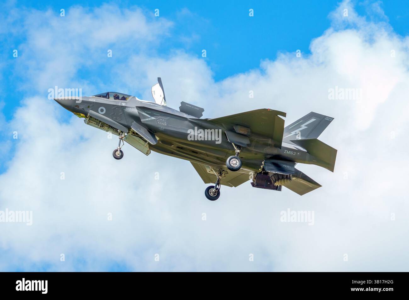 Ein britischer F-35 Lightning II Tarnjäger schwingt durch einen blauen Himmel mit weißen Wolken, das bei RIAT eingesetzt wird. Stockfoto