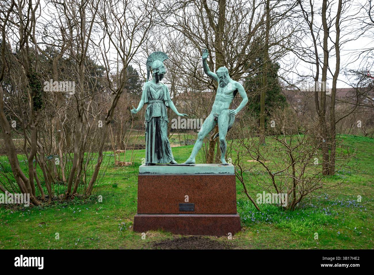 Statue zweier mythologischer Figuren Athena und Marsyas von Miron in einem Botanischen Garten, Kopenhagen, Dänemark, 16. April 2018 Stockfoto