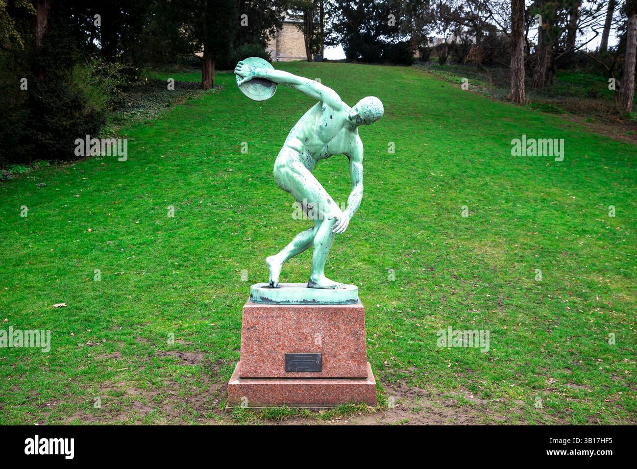 Statue des Discobolus von Miron auf einem Sockel in einem Botanischen Garten, Kopenhagen, Dänemark, 16. April 2018 Stockfoto