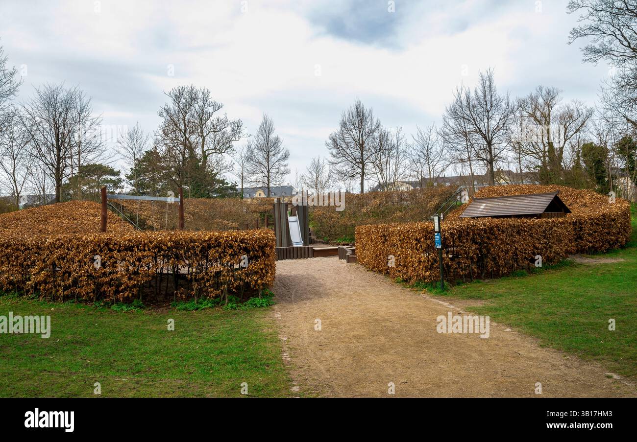 Kinderspielplatz aus Holz mit Schaukel und Rutsche in der Nähe des Kastellet-Festungskomplexes, Kopenhagen, Dänemark, 16. April 2018 Stockfoto