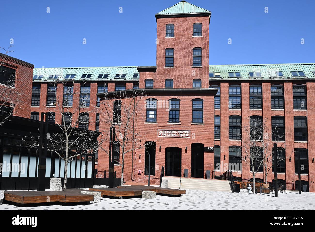 CAMBRIDGE, MASSACHUSETTS - 1. April 2025: Alexandria Center am One Kendall Square, Megacampus mit verschiedenen Life-Science-Unternehmen, führenden Universitäten, Stockfoto