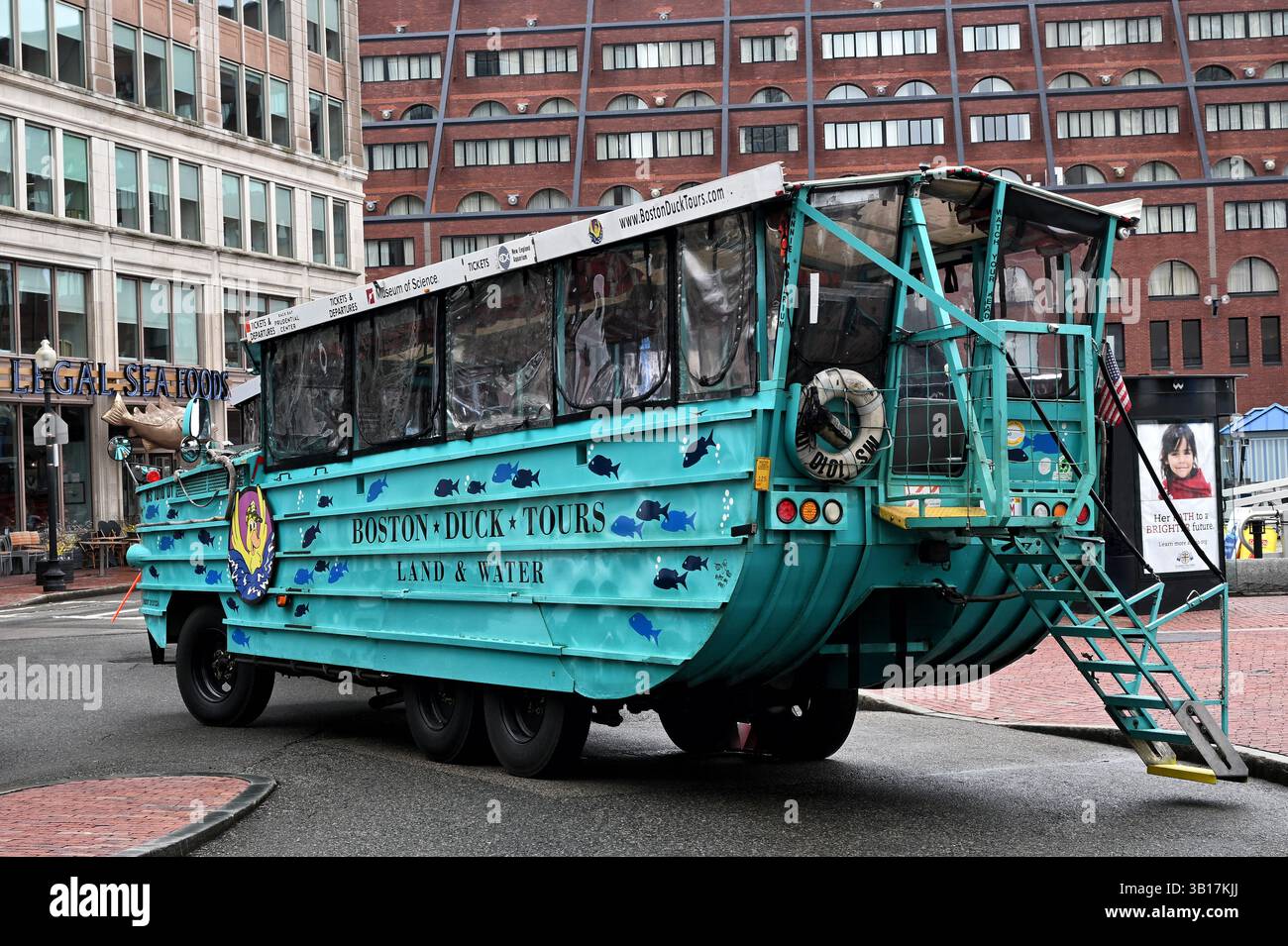 BOSTON, MASSACHUSETTS - 31. März 2025: Ein Duck-Boot im Seehafenbereich im Zentrum, bereit für Passanten für eine Land- und Wassertour. Stockfoto