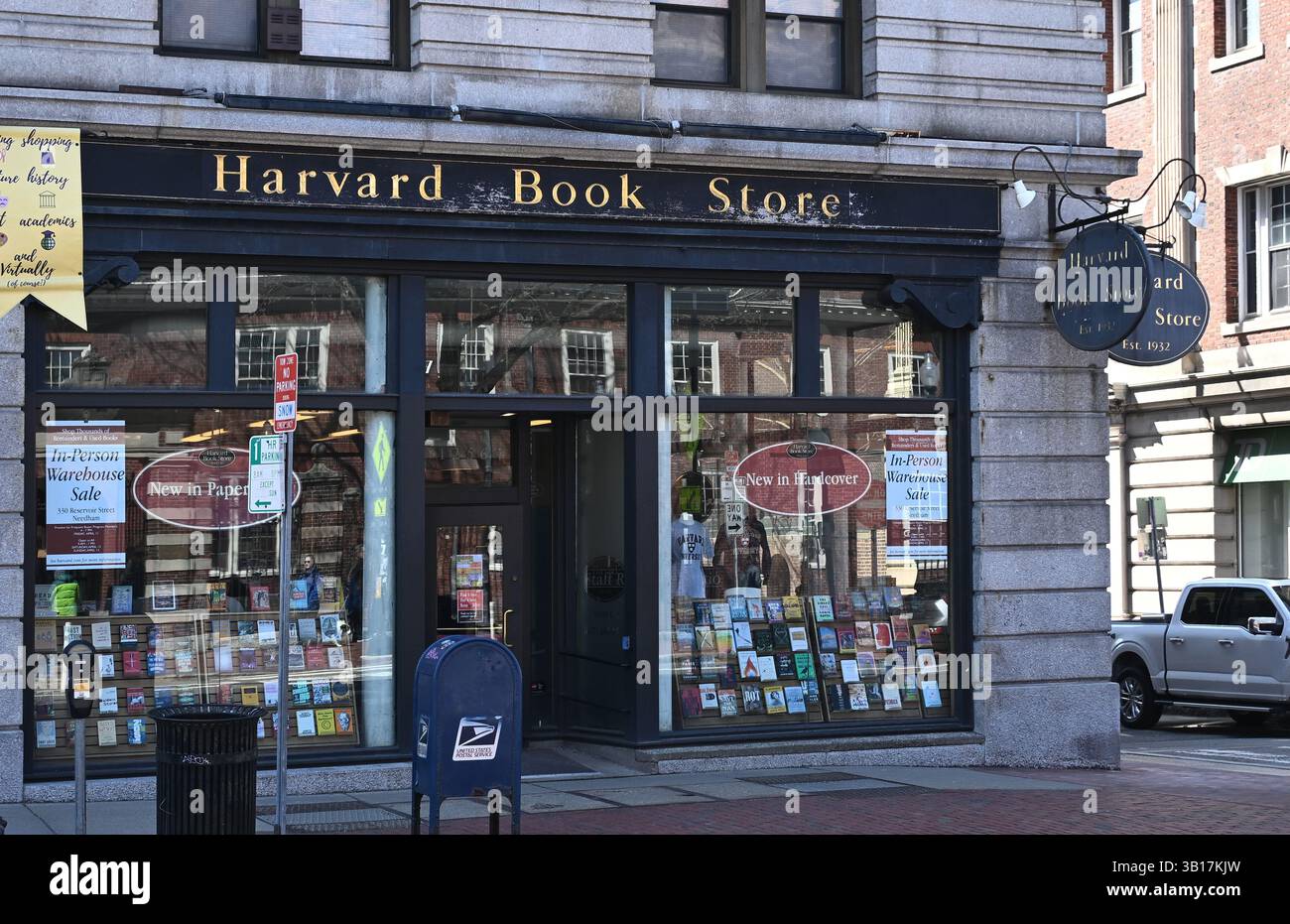 CAMBRIDGE, MASSACHUSETTS - 1. APR 2025: Harvard Book Store an der Ecke von ettes Avenue und Plympton Street. Stockfoto